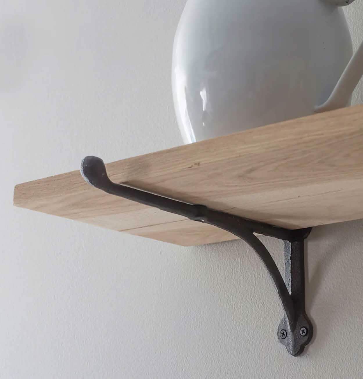 Garden Trading Classic Oak Shelf with Cast Iron Brackets – Large
