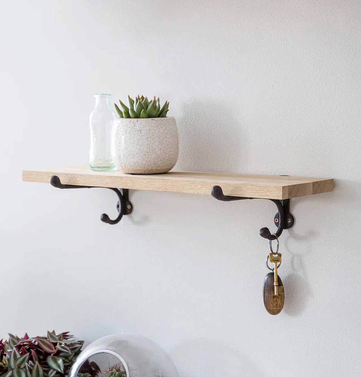 Garden Trading Classic Oak Shelf with Cast Iron Brackets – Small