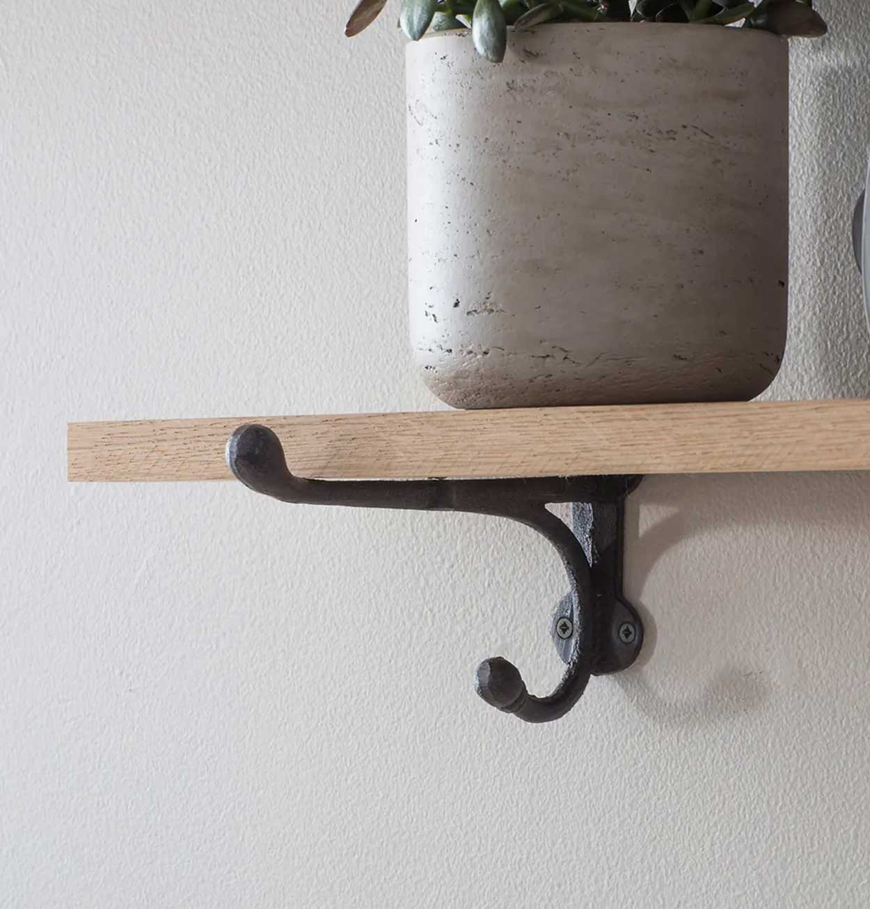 Garden Trading Classic Oak Shelf with Cast Iron Brackets – Small