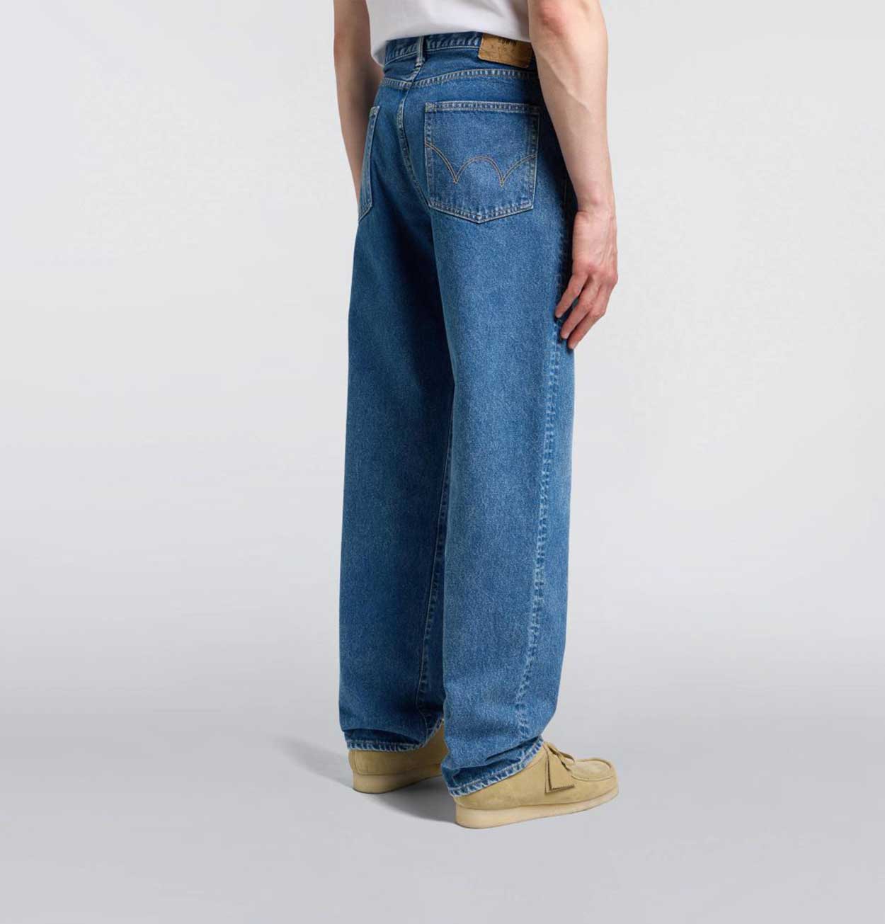 EDWIN Loose Jeans in Blue Mid Light Used